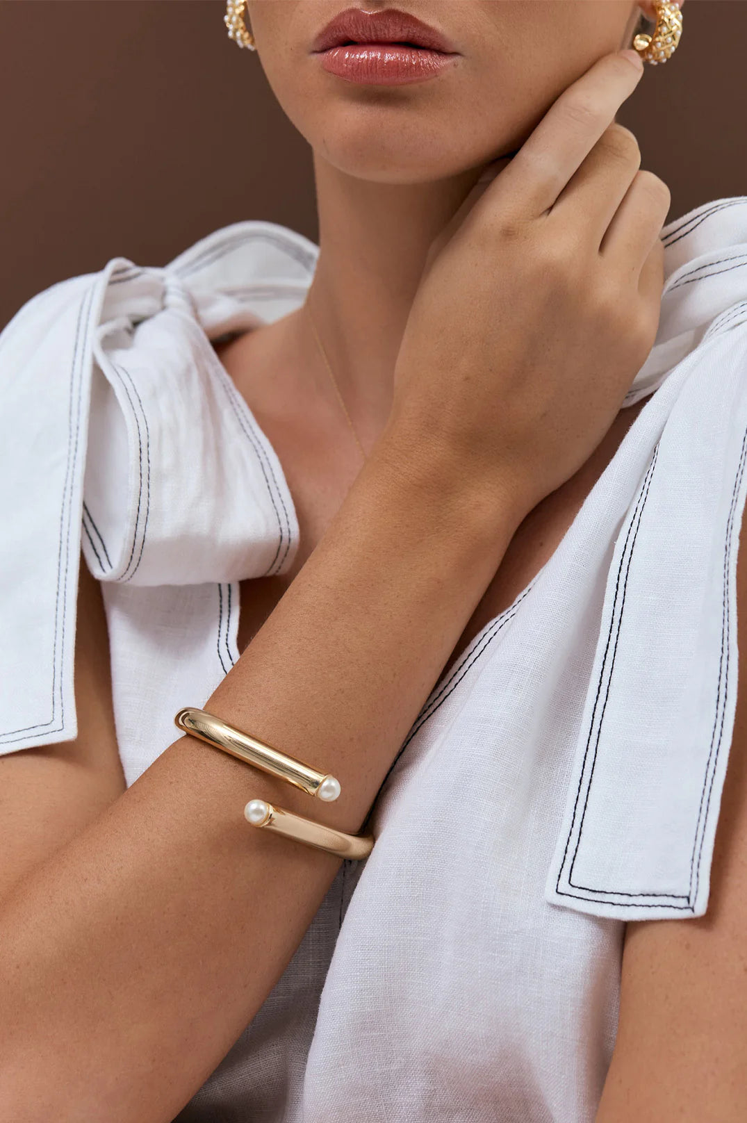 HINGED PEARL END EVENT BANGLE (Gold)