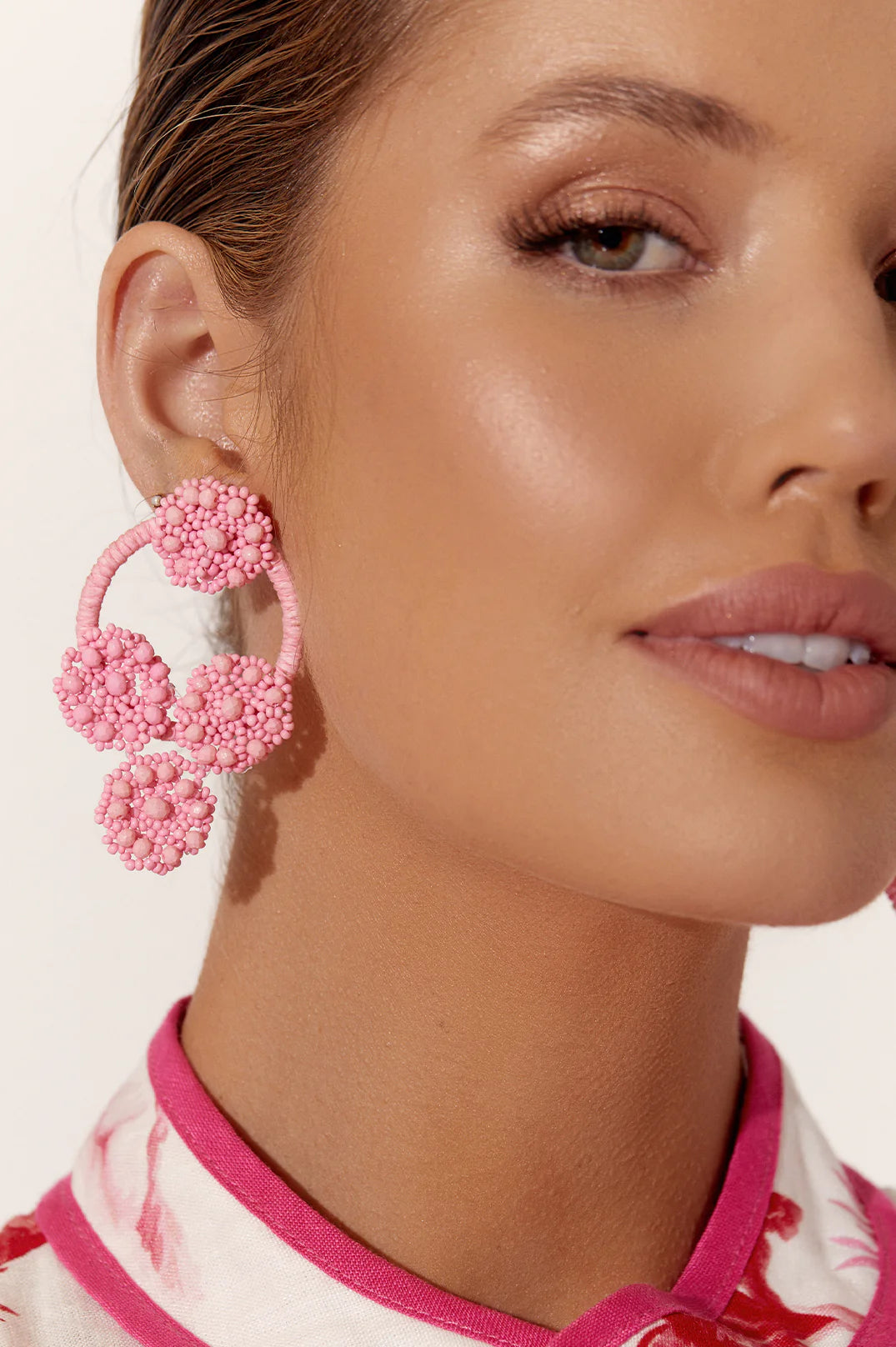 BEADED CROCHET RING FRONT EARRINGS (PINK)