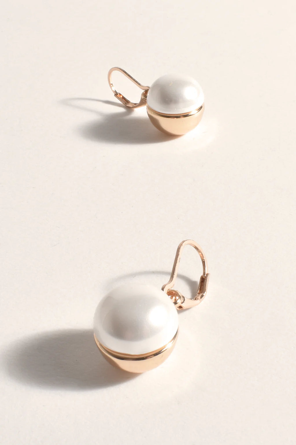 CALI FAUX PEARL METAL BALL EARRINGS (Cream Gold)