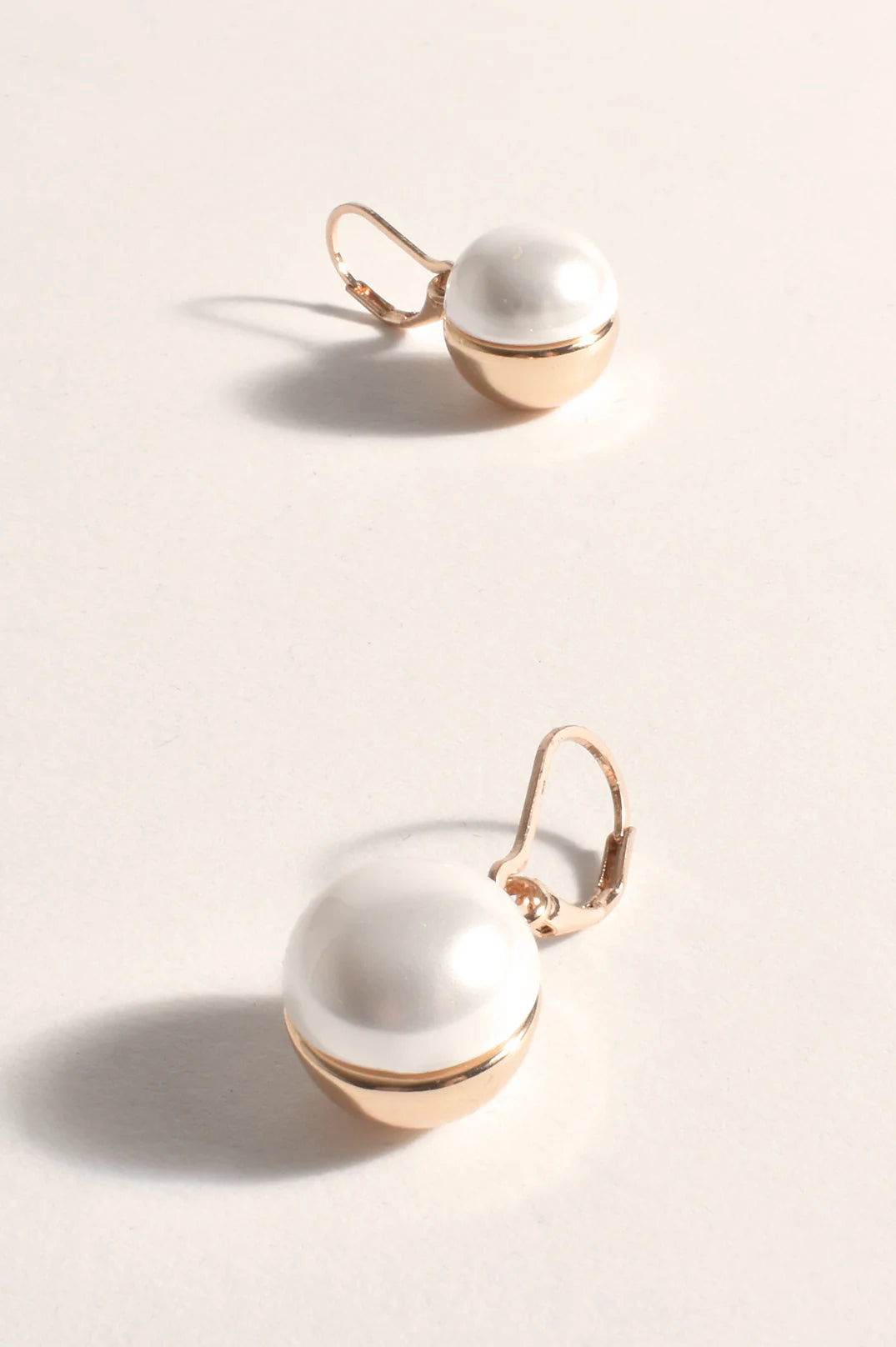 CALI FAUX PEARL METAL BALL EARRINGS (Cream Gold)